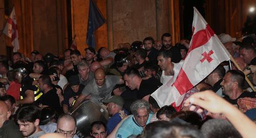 Dispersal of protest rally in front of the Georgian Parliament in Tbilisi, June 21, 2019. Photo: REUTERS/Irakli Gedenidze