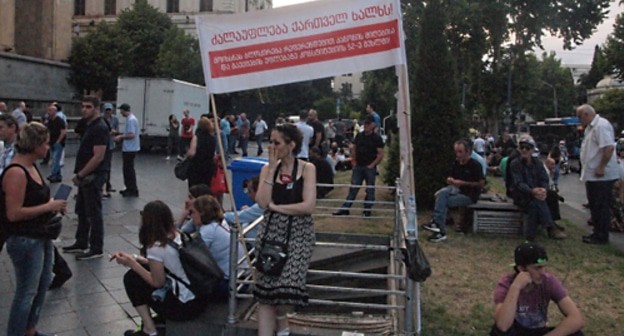 Opposition supporters are gathering for a rally in front of the Parliament. Photo by Beslan Kmuzov for the Caucasian Knot