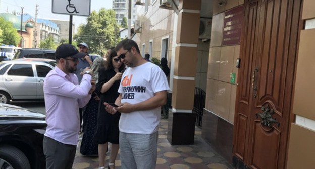 'Chernovik' journalists are waiting for the start of trial on Gadjiev's case. Photo by Patimat Makhmudova for the Caucasian Knot