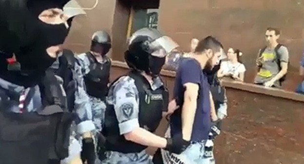 Detention of Dagestani blogger Kerim Gamidov. Screenshot from video entitled "That's the way they were detaining me" posted by Vodi Mag, http://www.youtube.com/watch?v=cMAI6IHz0j4