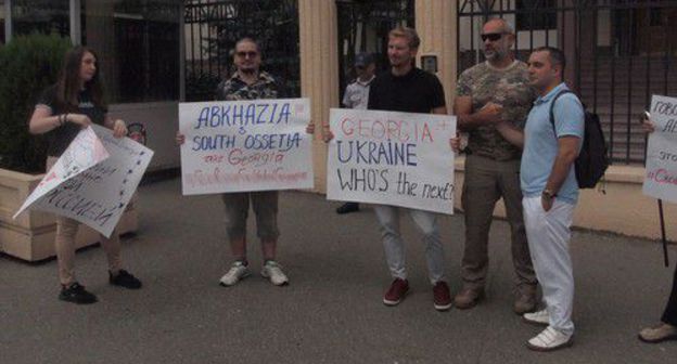 The action "We Remember" near the Russian Embassy in Tbilisi, August 8, 2019. Photo by Beslan Kmuzov for the "Caucasian Knot"