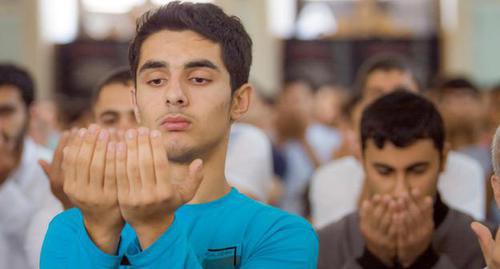 A young man during a prayer. Photo by Aziz Karimov for the "Caucasian Knot"