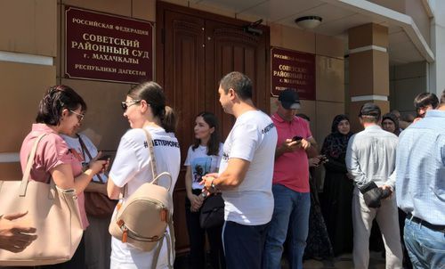 A group of support of the journalist Abdulmumin Gadjiev. Photo by Patimat Makhmudova for the "Caucasian Knot"