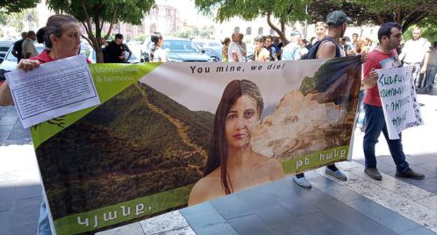 Participants of protest rally in front of the Armenian government building. Photo by Tigran Petrosyan for the Caucasian Knot