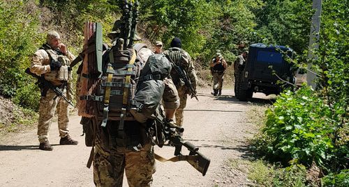 The South Ossetian border guards stayed in the vicinity of the village of Tsnelis to ensure the safety of the local population. Photo by Anna Dzhioyeva for the "Caucasian Knot"