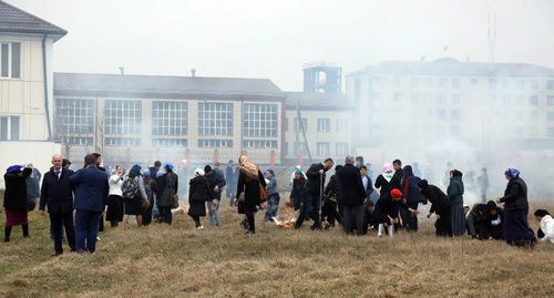 A subbotnik (voluntary work on Saturday) in Grozny. Photo by the press service of the Grozny administration http://chechnya.gov.ru/novosti/okolo-70-tysyach-chelovek-vyshli-na-subbotniki-v-groznom/