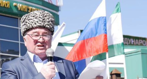 Malsag Uzhakhov speaks at rally in Magas. Screenshot from video posted by 'Fortanga Org' at: https://www.youtube.com/watch?v=qfFMlE02KJw