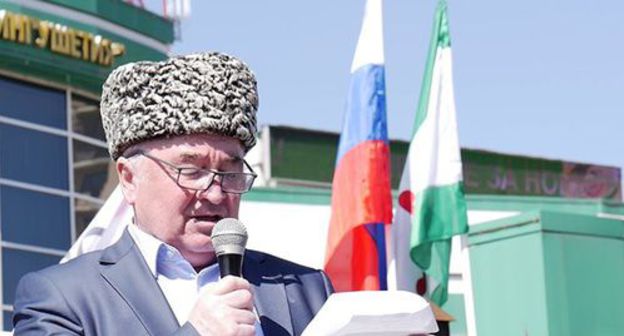 Malsag Uzhakhov speaks at rally in Magas. Screenshot from video posted by 'Fortanga Org' at: https://www.youtube.com/watch?v=qfFMlE02KJw