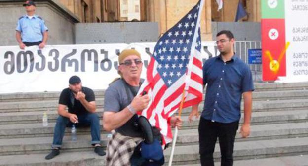 Vakhtang Sikharulidze, a participant of the hunger strike (with a flag), and Giga Lemondjava. David Makhariashvili is at the background (he did not participate in the hunger strike). Tbilisi, June 27, 2019. photo by Beslan Kmuzov for the "Caucasian Knot"