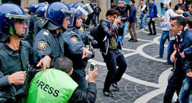 Journalists at a protest action organized by the opposition. Baku, November 17, 2013. Photo by Aziz Karimov for the "Caucasian Knot"