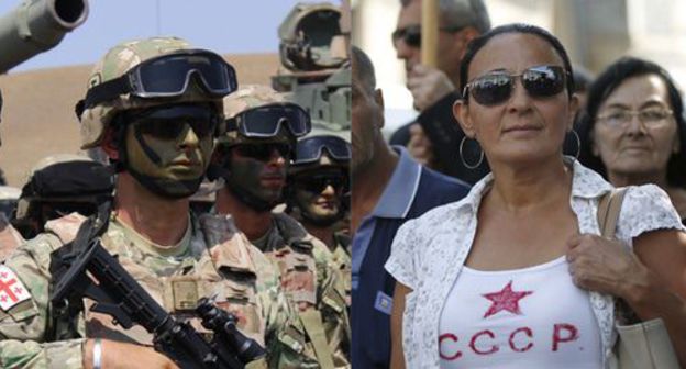 Noble Partner 2017 military exercises and a woman wearing a T-shirt with the inscription "USSR". Collage by the "Caucasian Knot". Photo: REUTERS/David Mdzinarishvili, Inna Kukudjanova for the "Caucasian Knot"