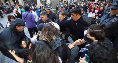 Police disperse participants of a rally in protest against using violence to women, Baku, October 20, 2019. Photo by Aziz Karimov for the Caucasian Knot