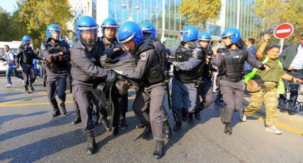 Law enforcers detain participants of Baku rally. Photo by Aziz Karimov for the Caucasian Knot