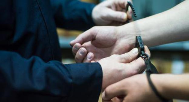 Law enforcer clapping handcuffs. Photo: Elena Sineok, Yuga.ru