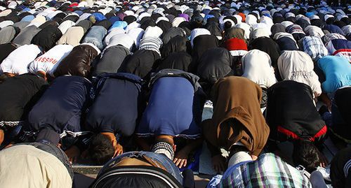 Believers praying. Photo: REUTERS/Mikhail Voskresensky