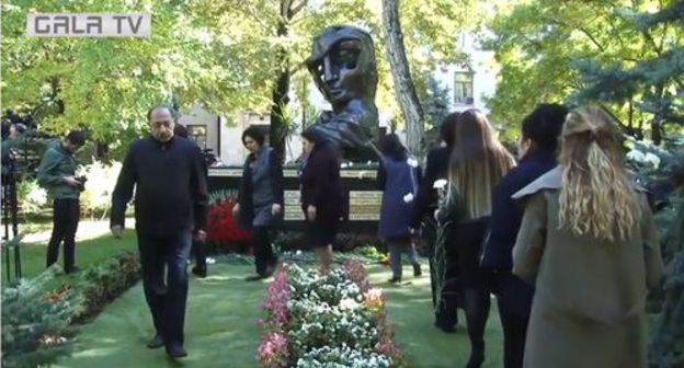 Placing of flowers at the monument to victims of the terror act in the territory of the National Assembly of Armenia. October 27, 2018. Screenshot of the video by GALA NEWS https://www.youtube.com/watch?v=5C9CTcvh330