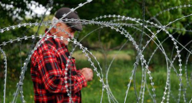 The border territory between South Ossetia and Georgia. Photo by Jelger Groeneveld - https://commons.wikimedia.org/wiki/Category:South_Ossetia?uselang=ru#/media/File:Georgian_farmer_at_Khurvaleti_victim_of_borderization_by_Russian_and_South_Ossetian_troops.jp