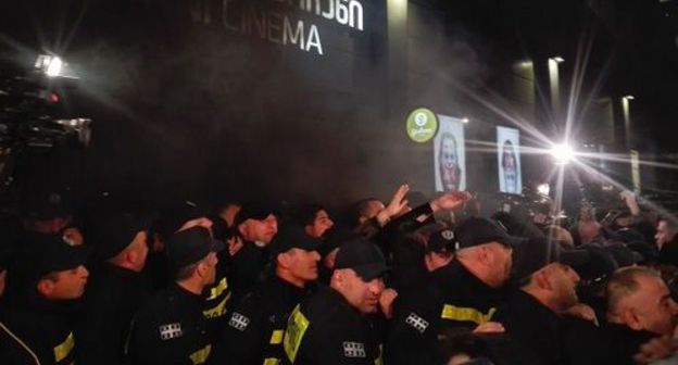 Policemen are pushing protesters away from the "Amirani" Cinema. Photo by Inna Kukudzhanova for the Caucasian Knot