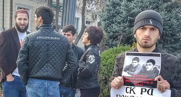 Magomed, a nephew of Murtazali Gasanguseinov, at a solo picket in Makhachkala. November 15, 2019. Photo by Ilyas Kapiev for the "Caucasian Knot"