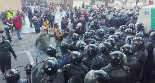 Protesters staying in front of special forces in Tbilisi, November 18, 2019. Photo by Inna Kukudjanova for the Caucasian Knot