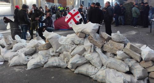 Protesters built up a barricade in front of the  Georgian Parliament, Tbilisi, November 18, 2019. Photo by Inna Kukudjanova for the Caucasian Knot