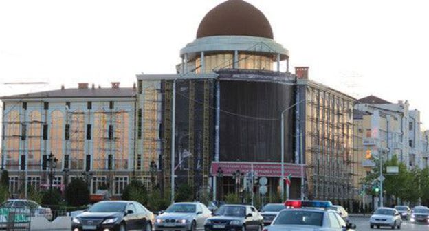 Kadyrov's avenue. The building of the  Office of the Judicial Department of the Supreme Court of Chechnya. Grozny. Photo by Magomed Magomedov for the "Caucasian Knot"