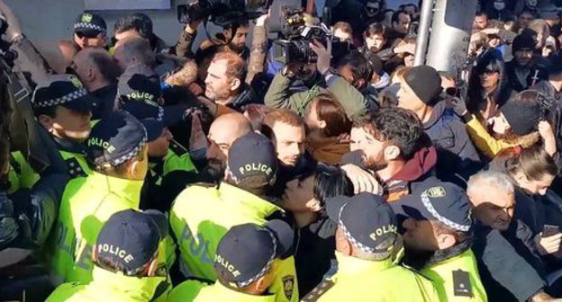 Activists and police officers in front of the National Library near the Georgian parliament building on November 29, 2019. Screenshot of the video by Sputnik Georgia https://sputnik-georgia.ru/video/20191129/247144476/Oppozitsiya-v-ocherednoy-raz-popytalas-pomeshat-rabote-parlamenta-Gruzii-video.html