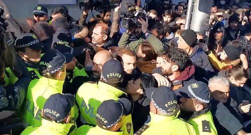 Activists and police officers in front of the National Library near the Georgian parliament building on November 29, 2019. Screenshot of the video by Sputnik Georgia https://sputnik-georgia.ru/video/20191129/247144476/Oppozitsiya-v-ocherednoy-raz-popytalas-pomeshat-rabote-parlamenta-Gruzii-video.html