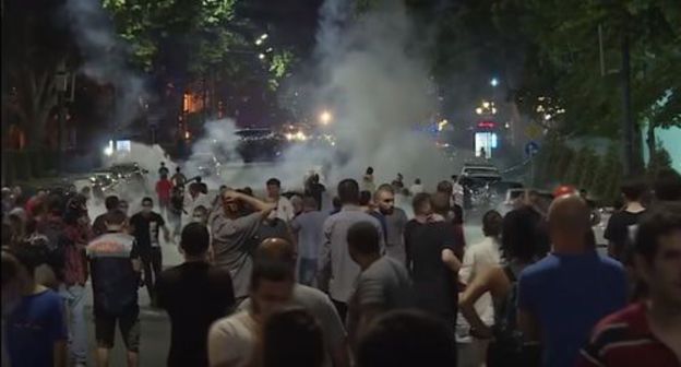 Participants of the clashes near the parliament building in Tbilisi. Photo: screenshot of the video by Velikaya Armenia https://www.youtube.com/watch?v=pJh0BXGSG1w