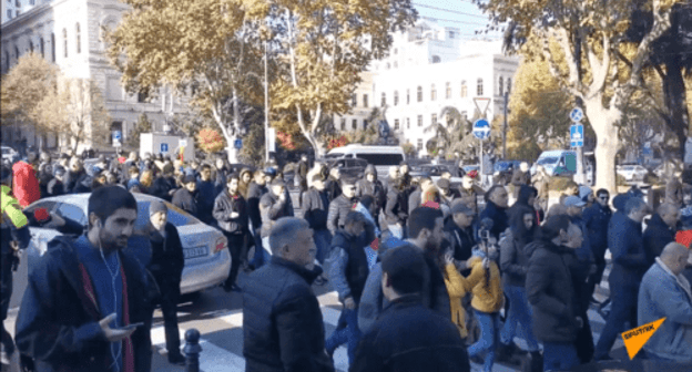 A rally near the National Library in Tbilisi on November 29, 2019. Screenshot of the video by Sputnik Georgia https://sputnik-georgia.ru/video/20191129/247144476/Oppozitsiya-v-ocherednoy-raz-popytalas-pomeshat-rabote-parlamenta-Gruzii-video.html