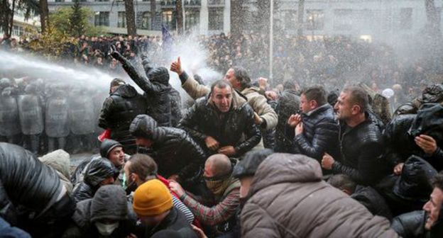 Special troops' fighters used water cannons to disperse protesters demanding to dismiss the government and hold early parliamentary election in Georgia. Tbilisi, November 18, 2019. Photo: REUTERS/Irakli Gedenidze TPX IMAGES of the DAY