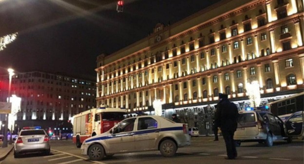 Law enforcers near the building of the Russian FSB in Bolshaya Lubyanka Street. Screenshot of the video by "Komsomolskaya Pravda" https://www.youtube.com/watch?v=8LrLWcR_K8U&amp;feature=emb_logo 