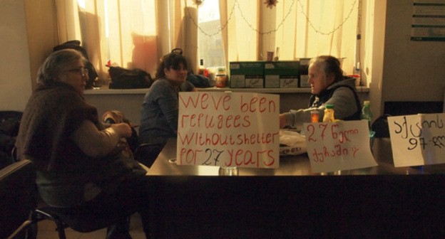 Forced migrants at a building of the Ministry of Refugees, Labour, Health, and Social Affairs of Georgia. Photo by Beslan Kmuzov for the "Caucasian Knot"