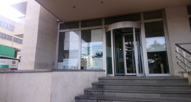 Entrance to the Georgian Ministry of Refugees  with banners of protesters. Photo by Beslan Kmuzov for the Caucasian Knot