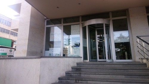 Entrance to the Georgian Ministry of Refugees  with banners of protesters. Photo by Beslan Kmuzov for the Caucasian Knot