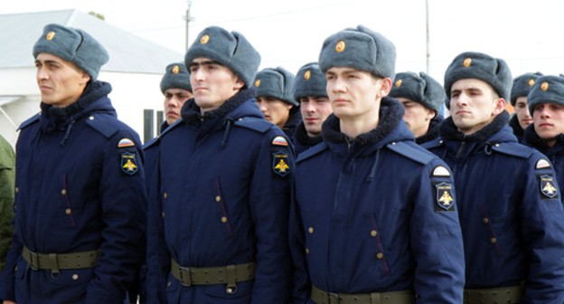 Chechen conscripts. Photo: press service of the Parliament of Chechnya, http://www.parlamentchr.ru/press-centre/fotoreportazhi/2679-500-prizyvnikov-iz-chechni-otpravilis-na-sluzhbu-v-ryady-vs-rossii