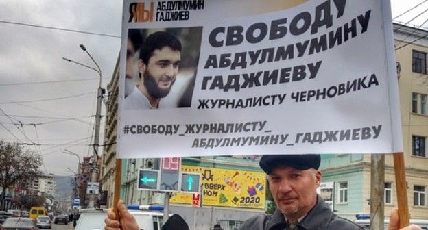 A resident of Makhachkala prepares for a solo picket to support Abdulmumin Gadjiev. January 6, 2019. Photo by Ilyas Kapiev for the "Caucasian Knot"