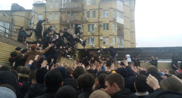 People catching the banknotes thrown by blogger in Volgograd. January 6, 2020. Photo: Alexey Serebryakov, V1