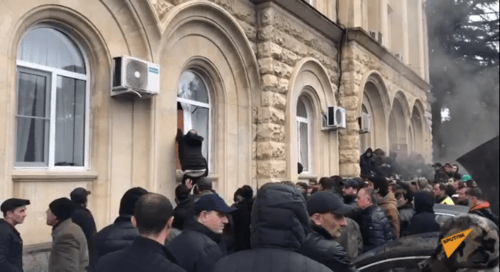 Screenshot of the video of the storming of the building of the presidential administration on January 9, 2020 https://web.telegram.org/#/im?p=@SputnikAbkhazia