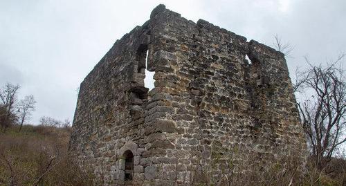 Dattykhskaya Tower on the bank of the Fortanga River. Photo by Zurab Pliev for the "Caucasian Knot"