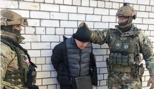 A detainee suspected of organizing an assassination attempt on Adam Osmaev and Amina Okueva. Photo: press service of the Ministry of Internal Affairs of Ukraine, https://mvs.gov.ua/ua/news/27356_Arsen_Avakov_Policiya_zatrimala_grupu_killeriv_yaki_obgruntovano_pidozryuyutsya_u_vbivstvi_Amini_Okuvoi_.htm