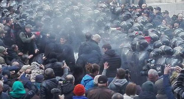 Clashes between protesters and policemen in Tbilisi, November 18, 2019. Photo by Inna Kukudzhanova for the Caucasian Knot