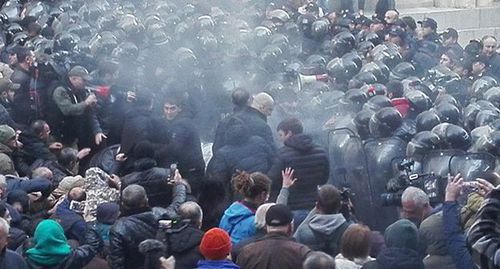 Clashes between protesters and policemen in Tbilisi, November 18, 2019. Photo by Inna Kukudzhanova for the Caucasian Knot