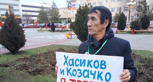 Valery Badmaev, editor-in-chief of the newspaper "Modern Kalmykia", holds picket at the Government building. Photo by Badma Byurchiev for the Caucasian Knot