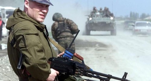 A Russian soldier at a check point 7 km away from Grozny. Photo: REUTERS/Viktor Korotaev