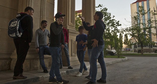 Young men in the centre of Grozny. Photo: REUTERS/Maxim Shemetov