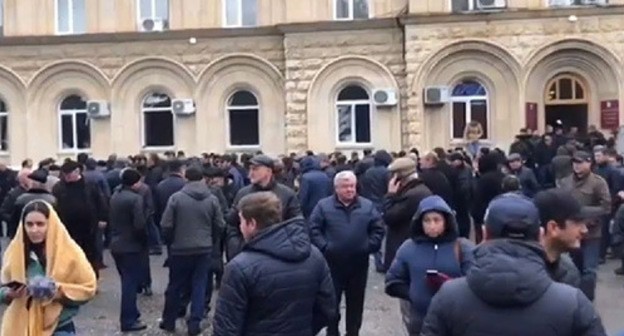 Protest action at the building of the presidential administration in Sukhumi. Screenshot from video posted on YouTube Channel "Rupor Moskvy", https://www.youtube.com/watch?v=4zTRjvl1Mpk