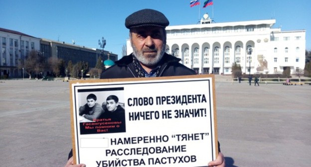 Murtazali Gasanguseinov resumes holding solo pickets in Makhachkala. Photo by Rasul Magomedov for the Caucasian Knot