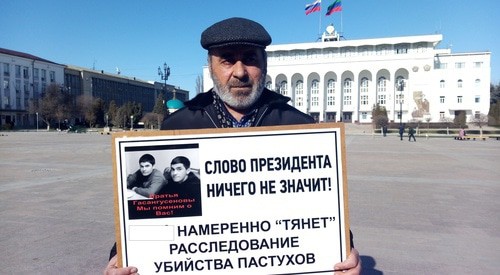 Murtazali Gasanguseinov resumes holding solo pickets in Makhachkala. Photo by Rasul Magomedov for the Caucasian Knot