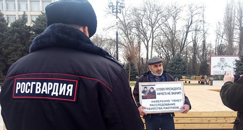 Murtazali Gasanguseinov holds solo pickets in Makhachkala, March 5, 2020. Photo by Rasul Magomedov for the Caucasian Knot